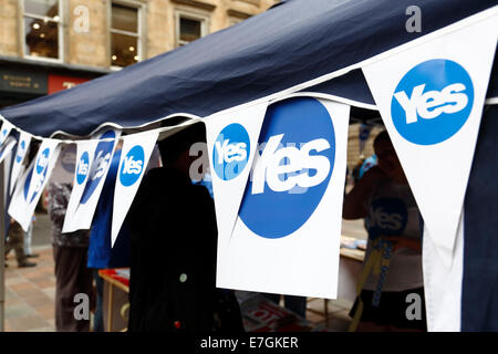 Buchanan Street, Glasgow, Schottland, Großbritannien, Mittwoch, 17. September 2014. Am Tag vor dem schottischen Unabhängigkeitsreferendum arbeiten Yes-Aktivisten von einem Stall aus, um ihre Botschaft im Stadtzentrum der Öffentlichkeit zu vermitteln Stockfoto