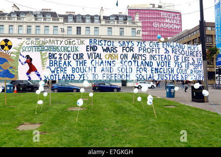 George Square, Glasgow, Schottland, Großbritannien, Mittwoch, 17. September 2014. Am Tag vor dem schottischen Unabhängigkeitsreferendum zeigen die Grünen ein Banner zur Unterstützung der Unabhängigkeit im Stadtzentrum Stockfoto