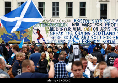 George Square, Glasgow, Schottland, Großbritannien, Mittwoch, 17. September 2014. Am Tag vor dem schottischen Unabhängigkeitsreferendum versammeln sich Yes Supporters im Stadtzentrum Stockfoto