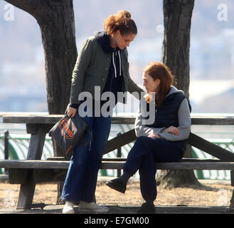 Kristen Stewart und Julianne Moore am Filmset von "Still Alice" shooting on Location mit Manhattan: Kristen Stewart, Julianne Moore wo: New York City, New York, USA bei: 14. März 2014 Stockfoto