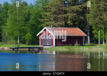 Rot aus Holz Bootshaus am See Siljan im Sommer, Dalarna, Schweden Stockfoto