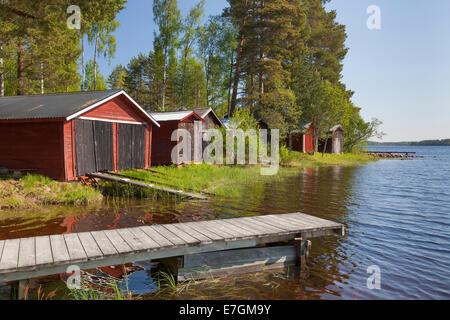 Roten hölzerne Bootshäuser entlang See Siljan im Sommer, Dalarna, Schweden Stockfoto