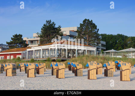 Restaurant und überdachten Wicker Strandkörbe an der Ostsee in Scharbeutz, Ostholstein, Schleswig-Holstein, Deutschland Stockfoto