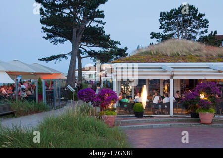 Touristen im Café am Meer resort Scharbeutz an der Ostsee, Ostholstein, Schleswig-Holstein, Deutschland Stockfoto