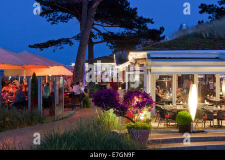 Touristen im Café am Seebad Scharbeutz an der Ostsee in der Nacht, Ostholstein, Schleswig-Holstein, Deutschland Stockfoto