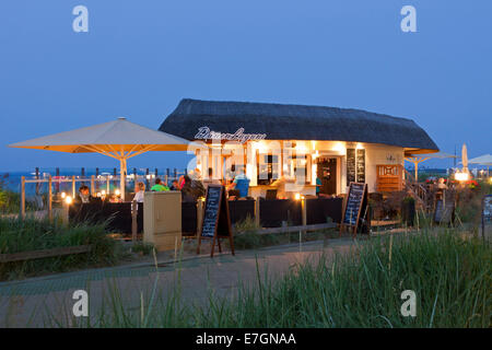 Touristen im Café am Seebad Scharbeutz an der Ostsee in der Nacht, Ostholstein, Schleswig-Holstein, Deutschland Stockfoto