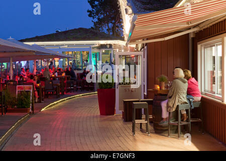 Touristen im Café am Seebad Scharbeutz an der Ostsee in der Nacht, Ostholstein, Schleswig-Holstein, Deutschland Stockfoto