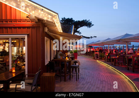 Touristen im Café am Meer resort Scharbeutz an der Ostsee, Ostholstein, Schleswig-Holstein, Deutschland Stockfoto