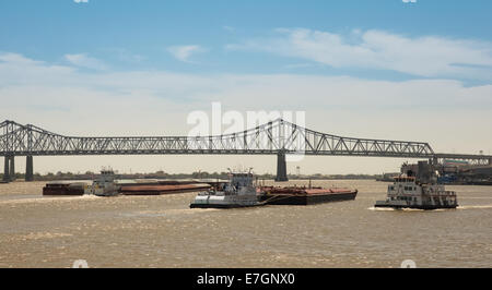 Berufsschifffahrt auf Mississippi in New Orleans.  Kahn und Verkehr unter Brücke zu zerren.  Kopieren Sie Platz oben. Stockfoto