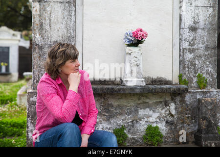 Frau im historischen Friedhof von New Orleans.  Kopieren Sie Speicherplatz auf Krypta, wenn nötig. Stockfoto