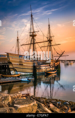 Die Sonne geht über die Mayflower II, eine Nachbildung des 17. Jahrhunderts Mayflower vertäut an State Pier in Plymouth, Massachusetts- Stockfoto