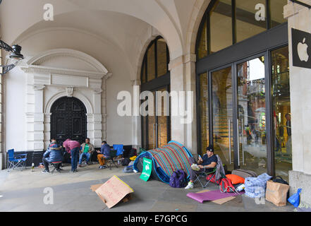 Covent Garden, London, UK. 17. September 2014. Eine kleine Schlange außerhalb des Covent Garden Apple Store vor der Veröffentlichung des neuen iPhone 6, die am Freitag in den Handel kommt. Bildnachweis: Matthew Chattle/Alamy Live-Nachrichten Stockfoto