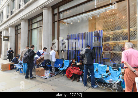 Regent Street, London, UK. 17. September 2014. Die Warteschlange beginnt außerhalb der Regent Street Apple Store vor der Veröffentlichung des neuen iPhone 6 wachsen, was am Freitag in den Handel kommt. Bildnachweis: Matthew Chattle/Alamy Live-Nachrichten Stockfoto