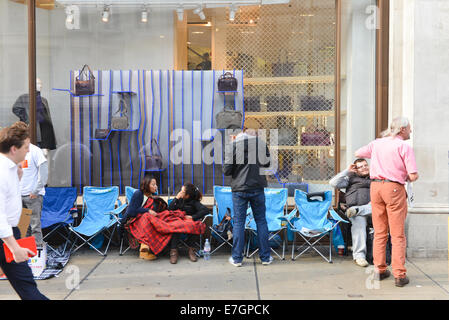 Regent Street, London, UK. 17. September 2014. Die Warteschlange beginnt außerhalb der Regent Street Apple Store vor der Veröffentlichung des neuen iPhone 6 wachsen, was am Freitag in den Handel kommt. Bildnachweis: Matthew Chattle/Alamy Live-Nachrichten Stockfoto