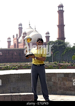 Misbah Ul Haq Posen mit ICC World Cup 2015 Trophy während einer Zeremonie als der ICC Cricket World Cup 2015-Trophy machte seinen ersten öffentlichen Auftritt in Pakistan auf Mittwoch, 17. September 2014. WM-Pokal in Lahore späten Dienstag auf seiner 10. Zwischenstopp auf der ganzen Welt angekommen und wird als nächstes vor der Ankunft in den Aufnahmeländern Australien und Neuseeland im November nach Südafrika reisen. Bildnachweis: Asianet-Pakistan/Alamy Live-Nachrichten Stockfoto