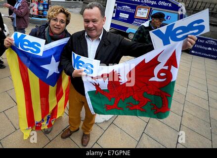 Edinburgh, Vereinigtes Königreich. 17. Sep, 2014. Aktivisten sagen für die '' Ja '' waren, schob ihre Stimme für die unentschiedenen Abstimmung um Edinburgh.The Gruppe, das einen letzten Stoß, unentschlossene Wähler für die schottischen Volksabstimmung zu erreichen. Bildnachweis: Gail Orenstein/ZUMA Draht/Alamy Live-Nachrichten Stockfoto