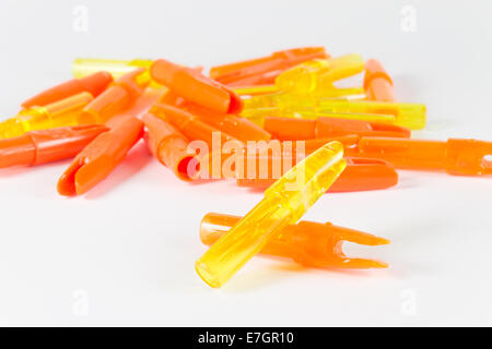 Dicken orangefarbenen und gelben Kunststoff Nocken für Bogenschießenpfeile. Stockfoto