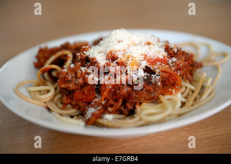 Hausgemachte Spaghetti Bolognese auf einem Holztisch. Stockfoto