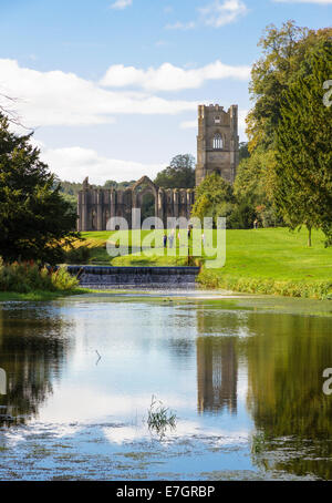 Extern von Fountains Abbey in Ripon, Nordyorkshire mit Spiegelbild im Wasser Stockfoto