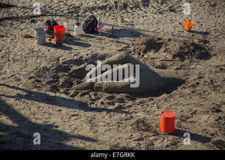 Die Hand des Künstlers ist Sand Kunst am Strand in Santa Cruz, Kalifornien. Stockfoto