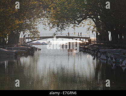 Canal du Vassé vom Pont des Amours, Annecy, Rhone-Alpes, Frankreich. Stockfoto