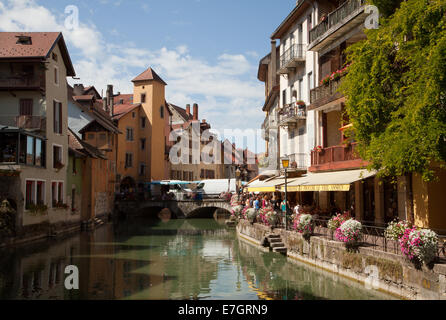 Blick von einer Brücke über den Canal du Thiou mit Blick auf den See Annecy, Französische Alpen, Frankreich. Stockfoto