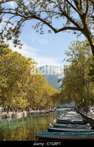 Canal du Vassé vom Pont des Amours, Annecy, Rhone-Alpes, Frankreich. Stockfoto