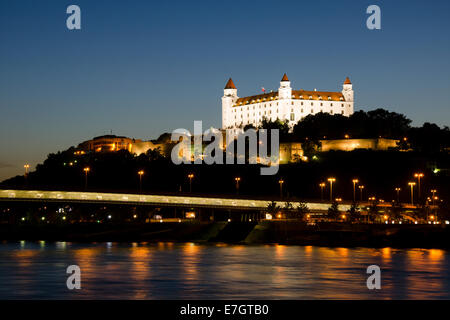 Bratislava Burg bei Nacht, Slowakei Stockfoto