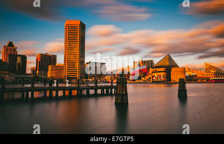 Am Abend Langzeitbelichtung die Baltimore Inner Harbor Skyline, Maryland Stockfoto