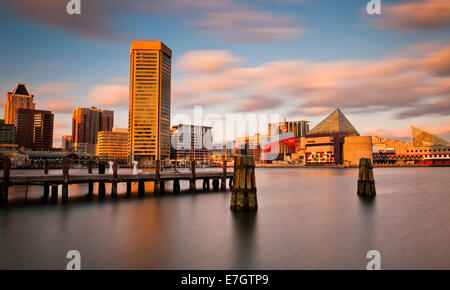 Am Abend Langzeitbelichtung die Baltimore Inner Harbor Skyline, Maryland Stockfoto