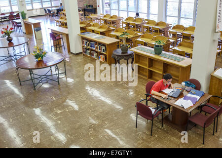 Hawaii, Hawaiian, Oahu, Honolulu, Universität von Hawaii in Manoa, Campus, Schule, Bildung, Gregg M. Sinclair Bibliothek, Inneneinrichtung, Studenten Asian M. Stockfoto