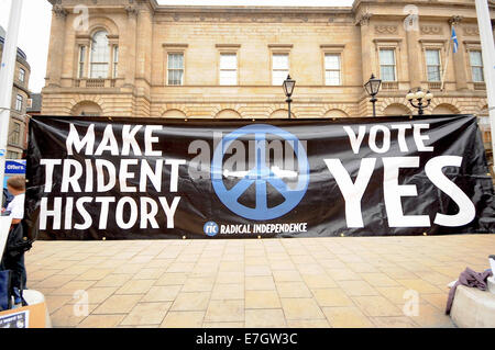 Edinburgh, Vereinigtes Königreich. 17. Sep, 2014. Anhänger sagen für '' Ja '' waren, schob ihre Stimme für die unentschiedenen Abstimmung um Edinburgh.The Gruppe, das einen letzten Stoß, unentschlossene Wähler für die schottischen Volksabstimmung zu erreichen. Bildnachweis: Gail Orenstein/ZUMA Draht/Alamy Live-Nachrichten Stockfoto