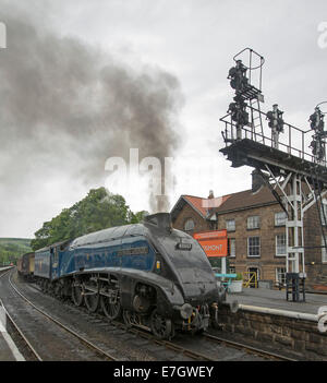 Dampf-Zug und historische Lokomotive Sir Nigel Gresley am Bahnhof Grosmont auf Reise von Pickering in Whitby, England Stockfoto