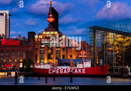 Die Baltimore Aquarium, Triebwerk und Chesapeake Feuerschiff während der Dämmerung, bei Inner Harbor in Baltimore, Maryland Stockfoto