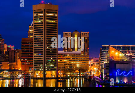 Blick auf die Baltimore Inner Harbor und Skyline während der Dämmerung von Federal Hill. Stockfoto