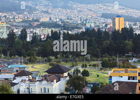 Blick von Osten nach Westen über den Parks Parque del Arbolito und El Ejido kurz vor Sonnenaufgang in Quito, Ecuador Stockfoto