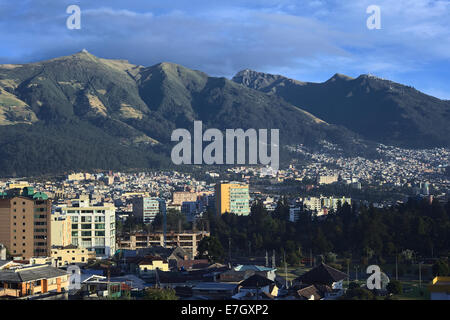 Die ersten Sonnenstrahlen am Morgen Sonne Aufleuchten der westliche Teil von Quito, Ecuador Stockfoto