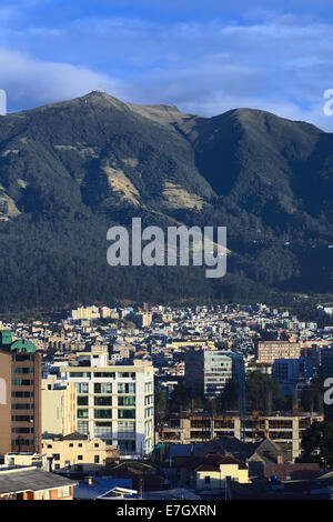 Die ersten Sonnenstrahlen am Morgen Sonne Aufleuchten der westliche Teil von Quito, Ecuador Stockfoto
