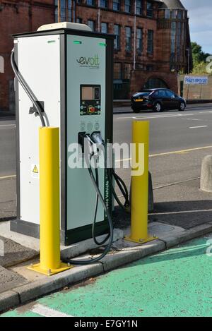 Elektrische Ladestation für Elektroautos auf einem Parkplatz in Glasgow, Schottland Stockfoto