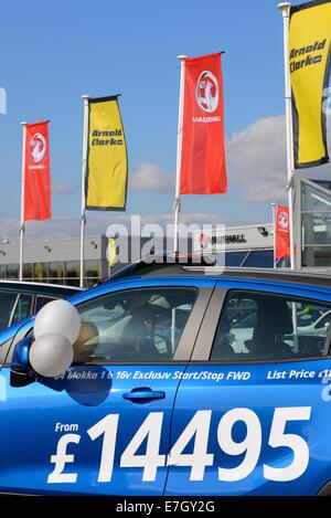 Autoverkauf Vorplatz mit Fahnen und Ballons in Linwood, Schottland, UK Stockfoto