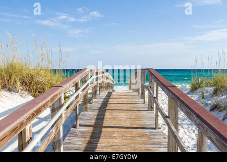 Die Promenade führt zu das türkisfarbene Wasser des Golf von Mexiko im Park West am westlichen Ende von Pensacola Beach, Florida. Stockfoto