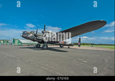 Eine restaurierte Lancaster Bomber 'Nur Jane' Rollen am Flugplatz Ost Kirkby, Lincolnshire. Platz für Text in den Himmel. Stockfoto