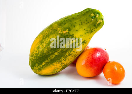 Komposition aus Papaya, Mango und Mandarine Stockfoto