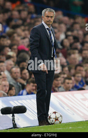 London, UK. 17. Sep, 2014. Champions League Gruppenphase. Chelsea vs. FC Schalke 04. Chelseas Manager Jose MOURINHO mit der Spielball Credit: Action Plus Sport/Alamy Live News Stockfoto