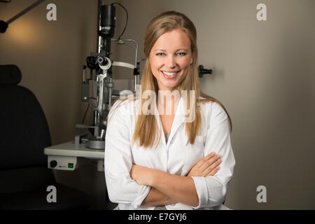 Porträt des jungen Augenarzt im Untersuchungsraum Stockfoto
