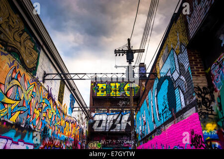 Farbenfrohe Designs in der Graffiti-Gasse, Baltimore, Maryland. Stockfoto