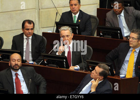 Bogota, Kolumbien. 17. Sep, 2014. Der Senator und ehemaligen Colombian President Alvaro Uribe (C) beteiligt sich an einer Debatte in Bogota, Kolumbien, am 17. September 2014. Uribe besuchte eine Debatte, die am Mittwoch auf die politische Kontrolle über paramilitärische Tätigkeit konzentriert. Bildnachweis: Deutsche Enciso/COLPRENSA/Xinhua/Alamy Live-Nachrichten Stockfoto