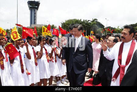 Colombo, Sri Lanka. 17. Sep, 2014. Chinese President Xi Jinping (C) nimmt an einer Abschiedszeremonie von seinem srilankischen Amtskollegen Mahinda Rajapaksa (1. R) an den Flughafen von Colombo, der Hauptstadt Sri Lankas, 17. September 2014. Xi Jinping Schloss seines Staatsbesuchs in Sri Lanka und Links für Ahmedabad Indien am Mittwoch. Bildnachweis: Ju Peng/Xinhua/Alamy Live-Nachrichten Stockfoto