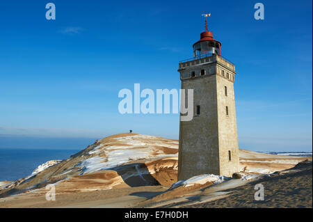 Der alte Leuchtturm, teilweise vergraben im Sand, am Rubjerg Knude, Loenstrup (Lønstrup), Dänemark. Es ist keine mehr in Betrieb. Stockfoto