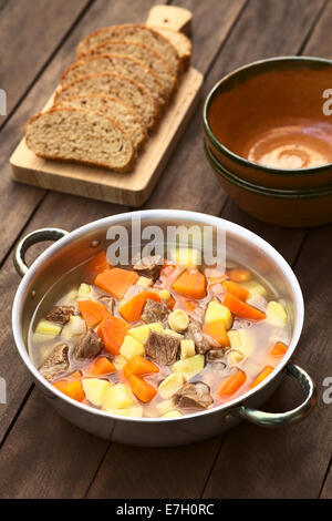 Traditionelle ungarische Suppe namens Gulyasleves gemacht von Rindfleisch, Kartoffeln, Karotten, Zwiebel, Csipetke (hausgemachte Pasta) und paprika Stockfoto